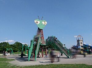 カマキリ公園遊具1