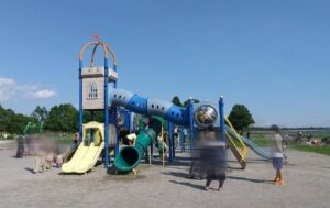 カマキリ公園遊具2