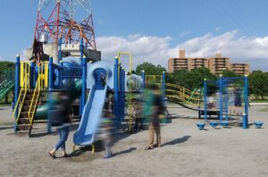 カマキリ公園遊具3