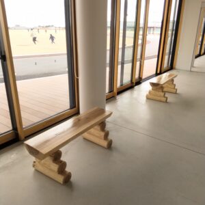 春日部夢の森公園管理棟内ベンチ