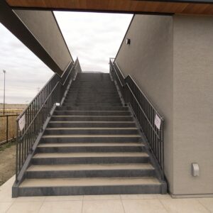 春日部夢の森公園管理棟屋上デッキへの階段